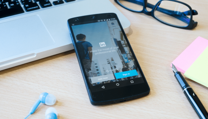 LinkedIn déclasse “enfin” les posts générés par IA