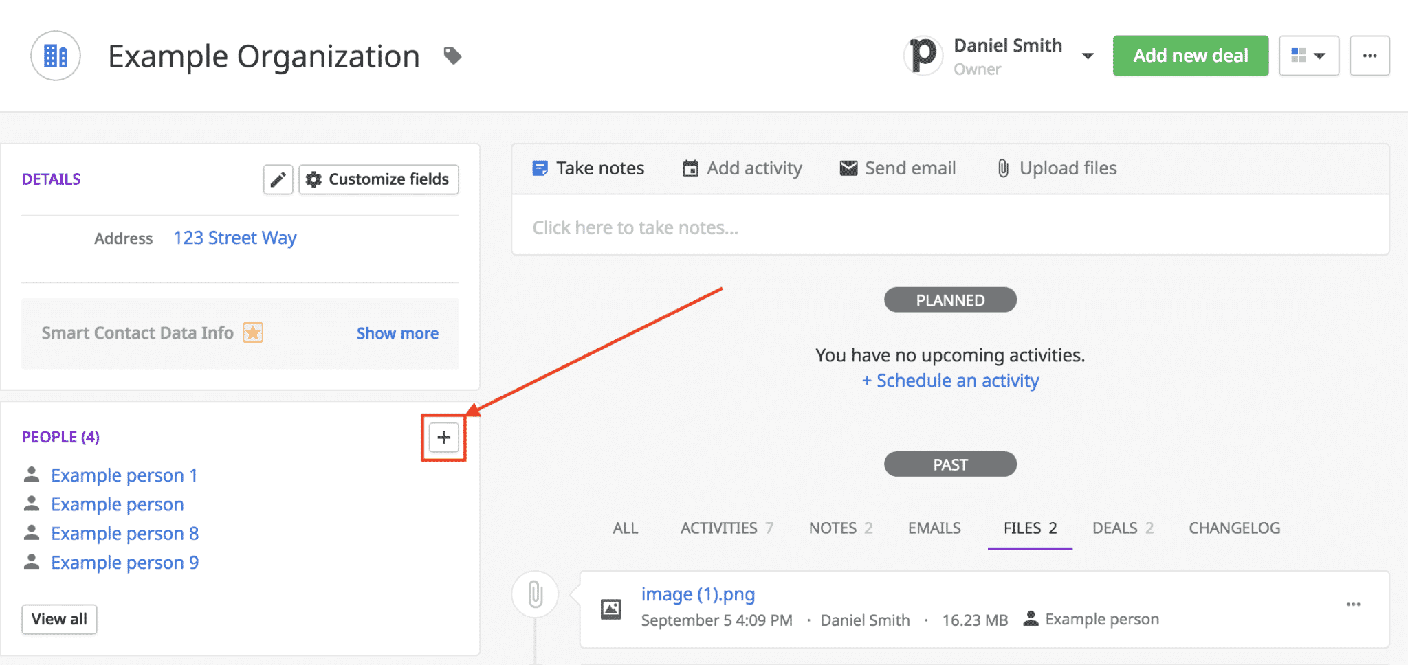 Ficha de organização do Pipedrive com uma seta para o botão + da seção People para adicionar um contato