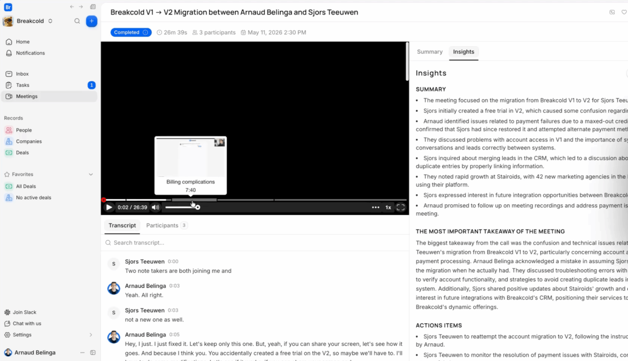 Breakcold: página Meetings com gravação de vídeo, transcrição com marcação de tempo e painel Insights resumindo a reunião