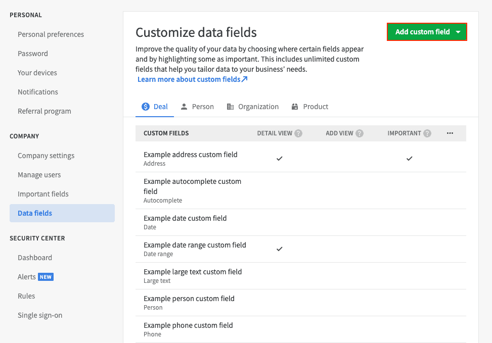 Página Data fields de um CRM: lista dos campos personalizados Deal com o botão Add custom field destacado