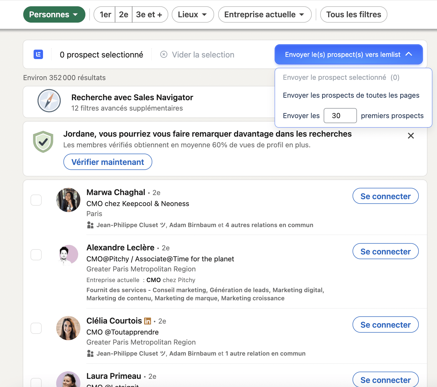 Resultados de busca do LinkedIn com o menu do lemlist aberto para enviar os leads a uma campanha
