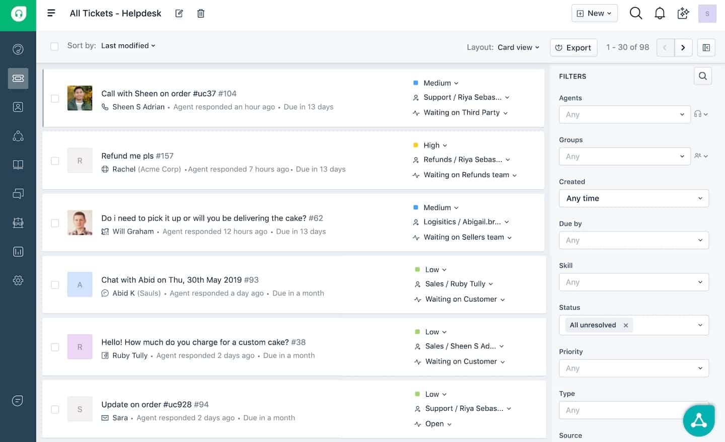 Helpdesk do Freshdesk: lista "All Tickets" em visão de cartão com prioridade, agente, status e filtros à direita