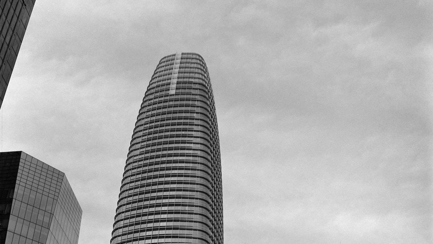 La Salesforce Tower à San Francisco en contre-plongée, photo en noir et blanc