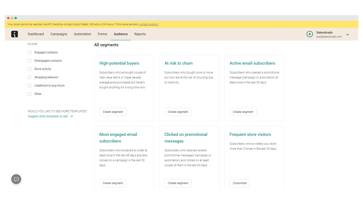 Tableau d'analyse des contacts dans Omnisend, avec les étapes du cycle de vie client